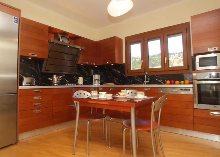 Adelais Tsoukaládhes